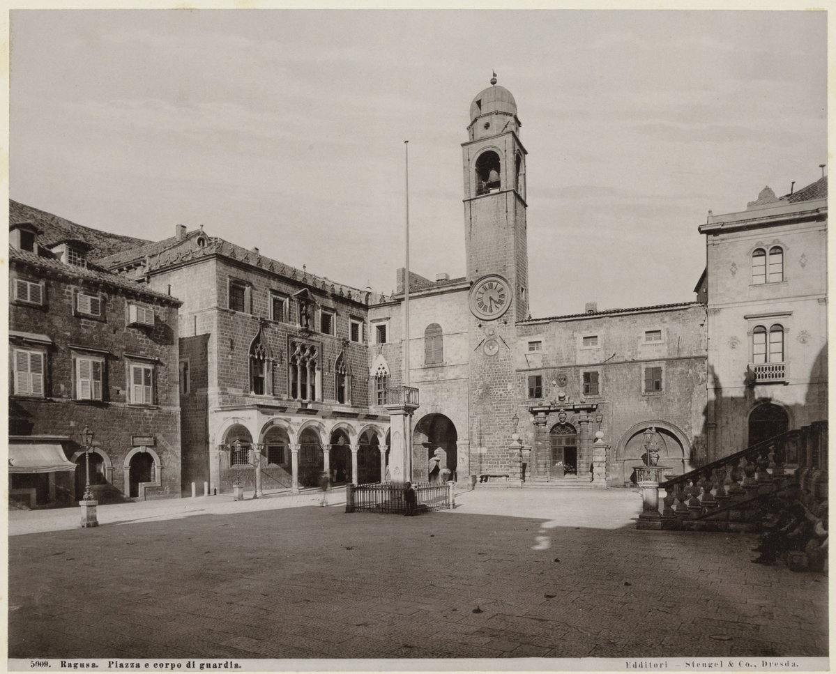 Plein en wachtlokaal te Dubrovnik Ragusa. Piazza e corpo di guardia. (titel op object), Dubrovnik, Croatia, 1895