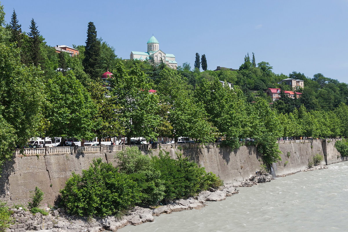 Kutaisi, Rzeka Rioni widziana z Mostu Łańcuchowego, Kutaisi, Georgia, 2014