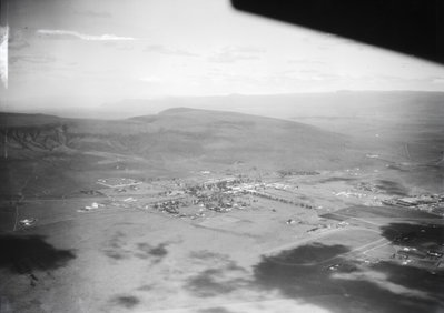 ETH-BIB-Über Nakuru erhebt sich der erloschene Krater des Menengai-Kilimanjaroflug, Nakuru, 1930