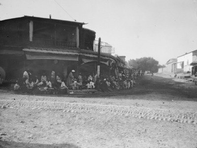 EU: kadunkulma, talojen edustalla väkeä istuskelemassa, Tashkent (1906), Tashkent, 1906