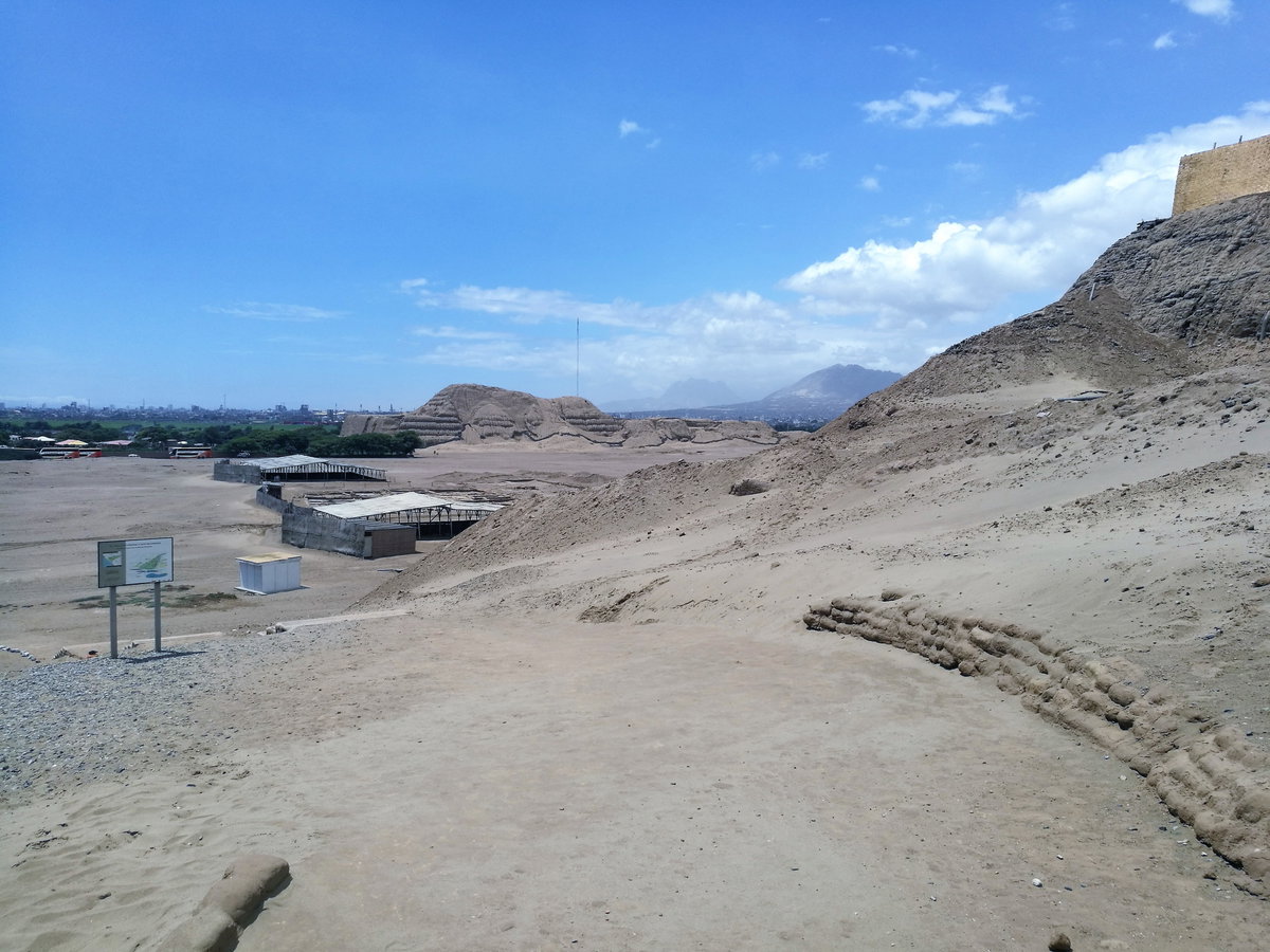 Huaca del Sol des de la Huaca de, Trujillo, Peru, 2017