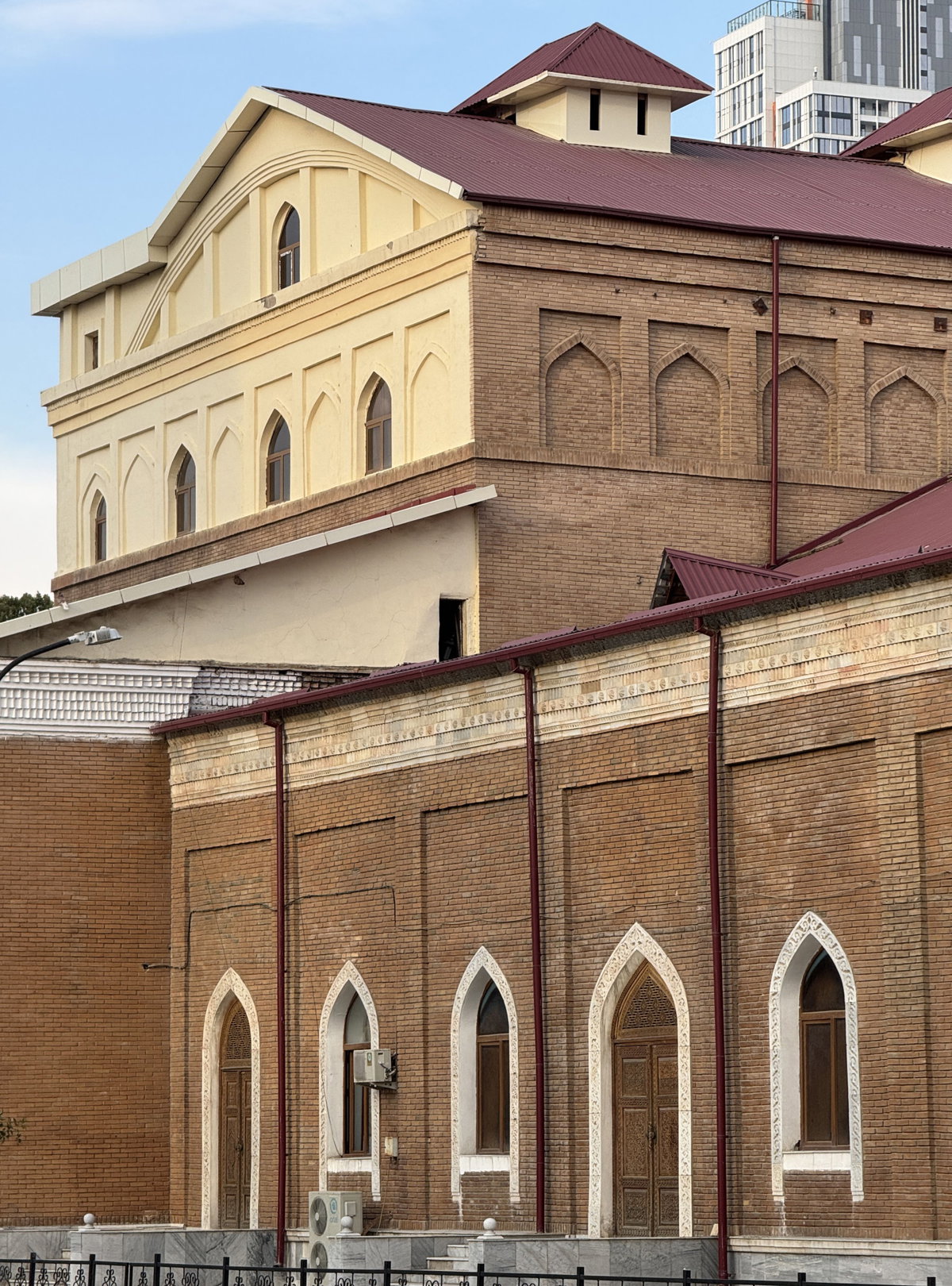 Teatr binosi (chap tomondan), Tashkent, Uzbekistan, 2024