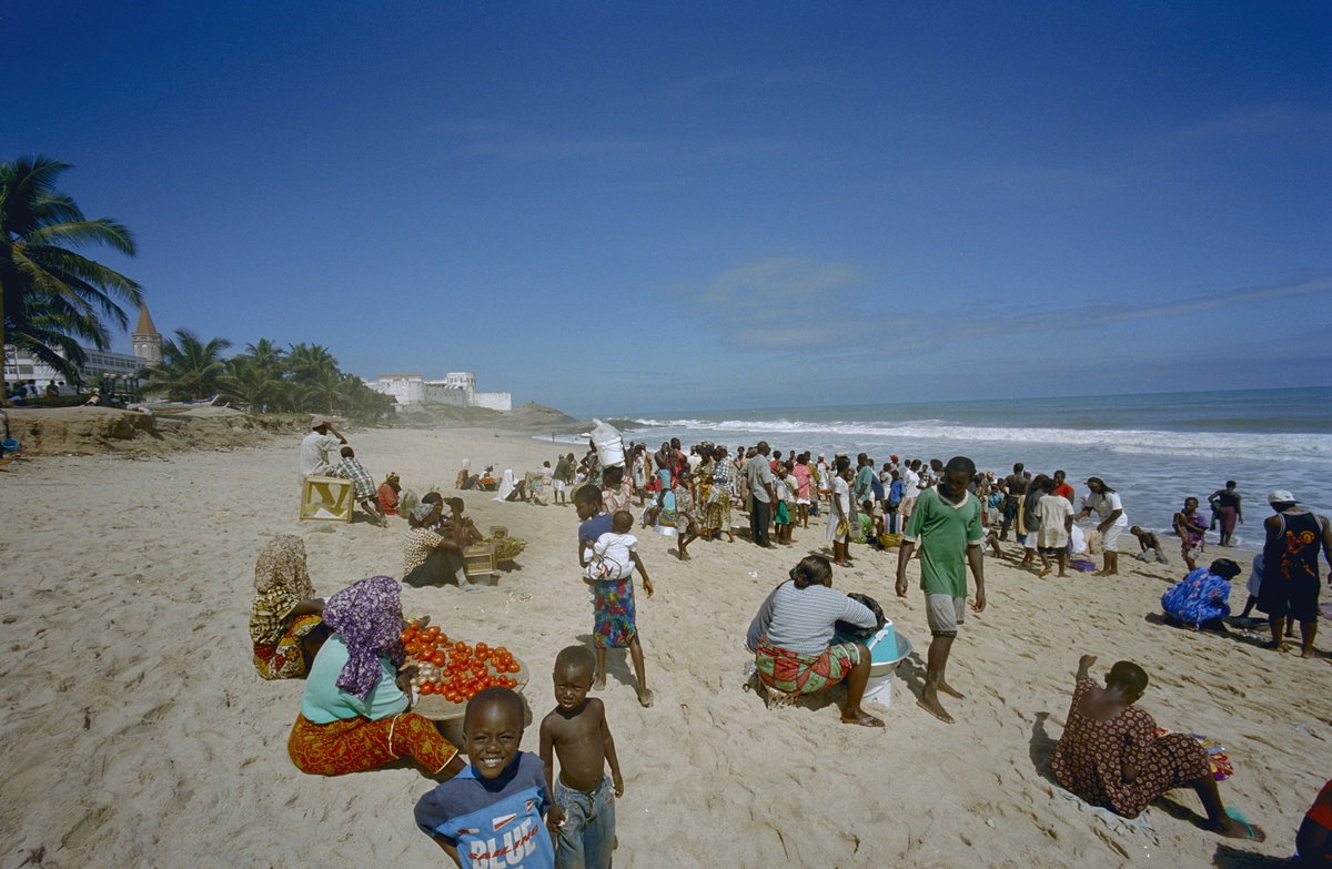 Bedrijvigheid op het strand met fort op de achtergrond - Cape Coast - - RCE, Cape Coast, Ghana, 2002