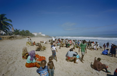 Bedrijvigheid op het strand met fort op de achtergrond - Cape Coast - - RCE, Cape Coast, 2002