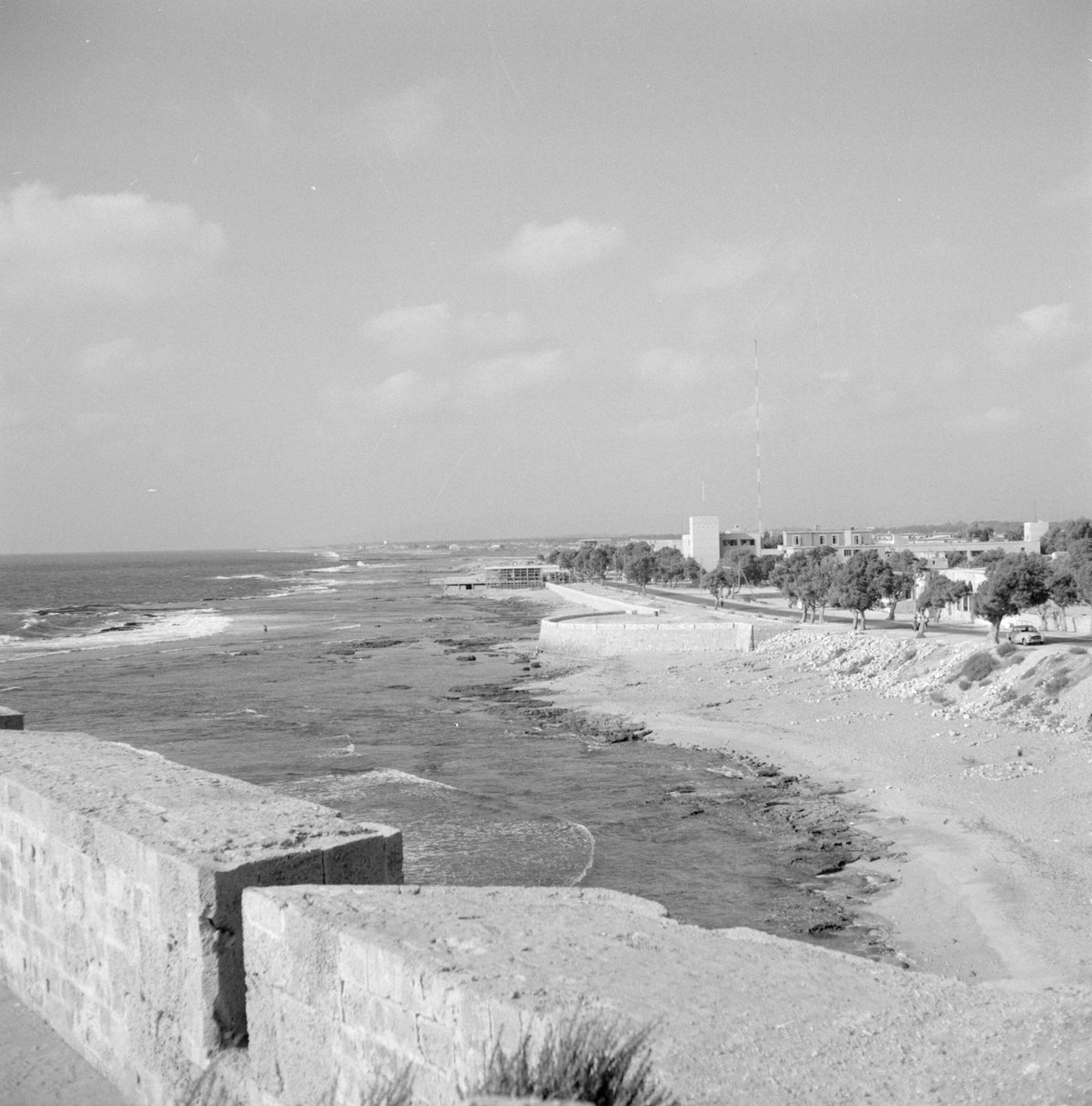 EU: Akko - Golven aan de kust bij de vestingsmuren (1964), Acre, Israel, 1964