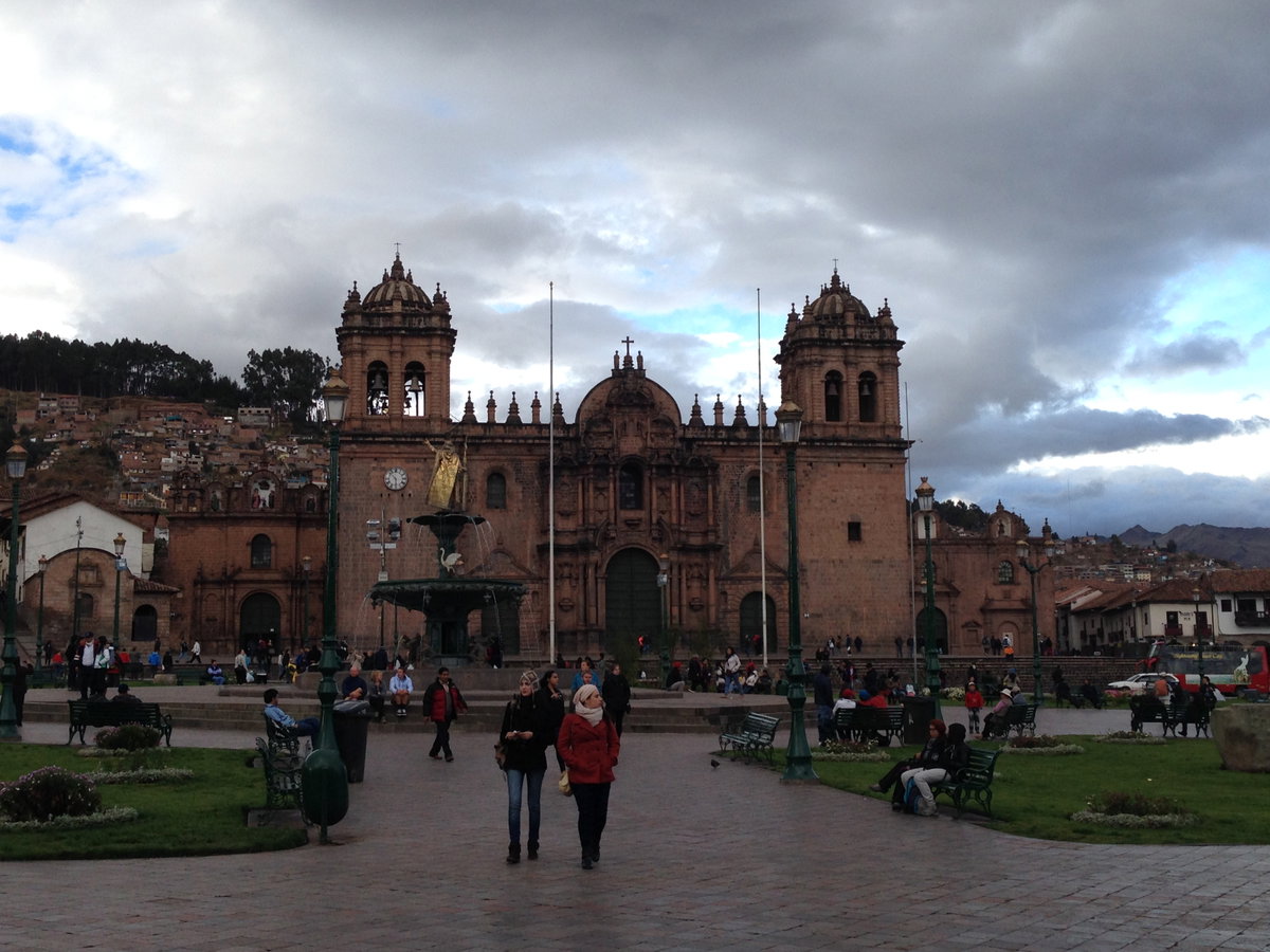Katedralo de Kusko kaj la placo de Armas, Cusco, Peru, 2014