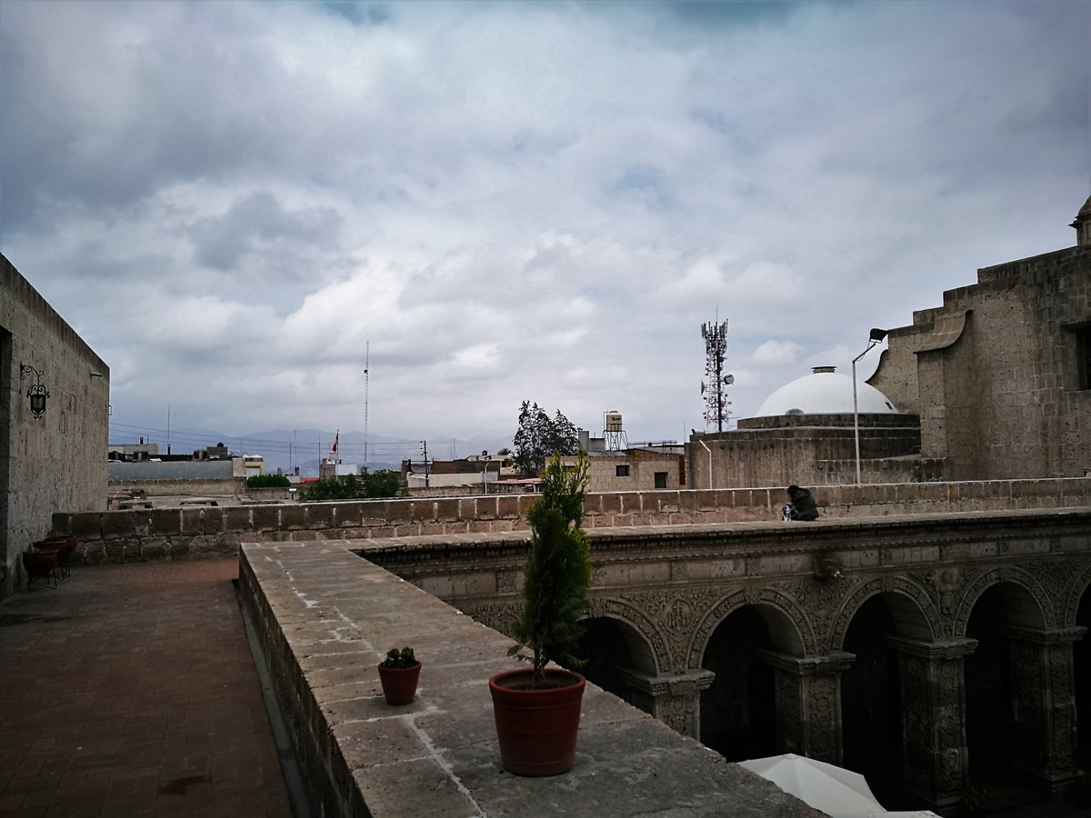 Vista des del primer pis del claustre de l'església dels jesuïtes d'Arequipa, Arequipa, Peru, 2017
