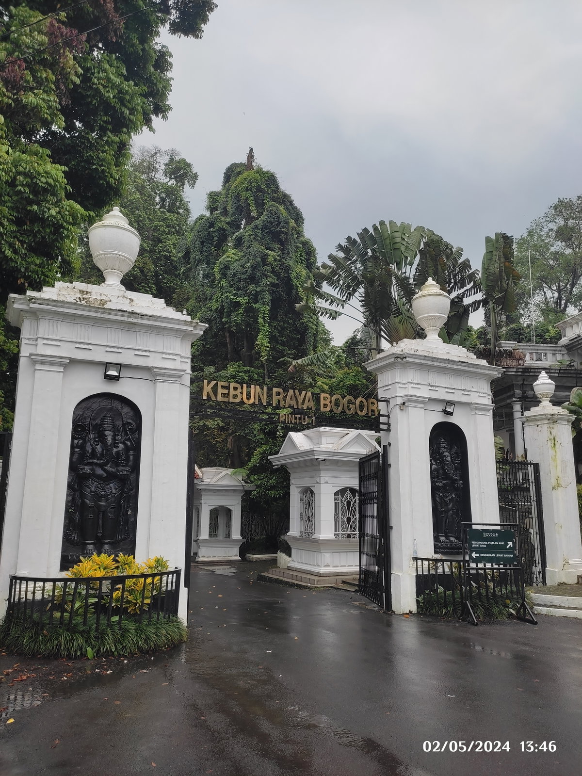 Gerbang Kebun Raya Bogor, Bogor, Indonesia, 2024