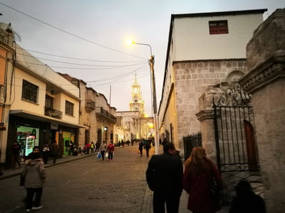 Calle San Agustín de nit amb la plaza de Armas d'Arequipa al fons, Arequipa, 2017