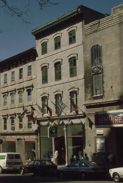 Maisons, 28-30, côte de la Fabrique, Québec façades vues de la droite, à droite, l'ancien cinéma Empire no, Quebec City, 1987