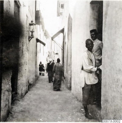 EU: Narrow alley with men, Lamu old town (1912), Lamu, 1912