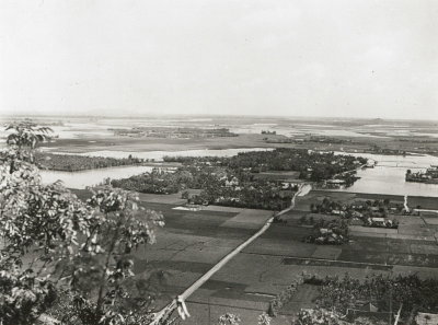 EU: Tongking, Vietnam. Delta-Ebene des Song Chai (Roter Fluss) bei Hanoi mit Reisflaechen und Siedlungen (1930), Hanoi, 1930