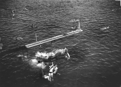 EU: Bemanning van de kruiser Hr.Ms. Jacob van Heemskerck aan het zwemmen bij Trincomalee (Ceylon) begin jaren 40. (1940), Trincomalee, 1940