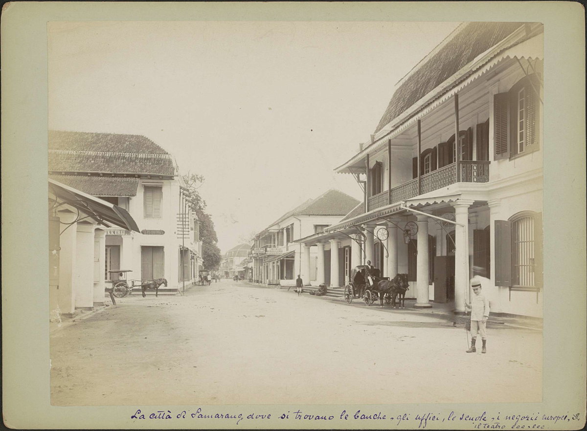 EU: Heerenstraat in Semarang met winkels, wachtend rijtuig en voorbijgangers (1900), Semarang, Indonesia, 1900