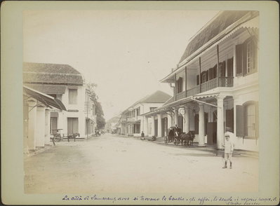 EU: Heerenstraat in Semarang met winkels, wachtend rijtuig en voorbijgangers (1900), Semarang, 1900