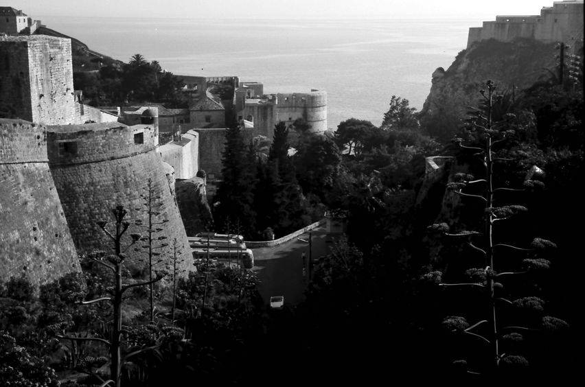 EU: Dubrovnik: Stadtmauer nach Südwesten, etwa vom Minceta-Turm (1961), Dubrovnik, Croatia, 1961