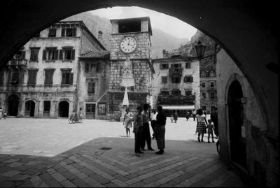 EU: Kotor, Cattaro: Durchblick durch Stadttor auf Trg Oruzja (1961), Kotor, 1961