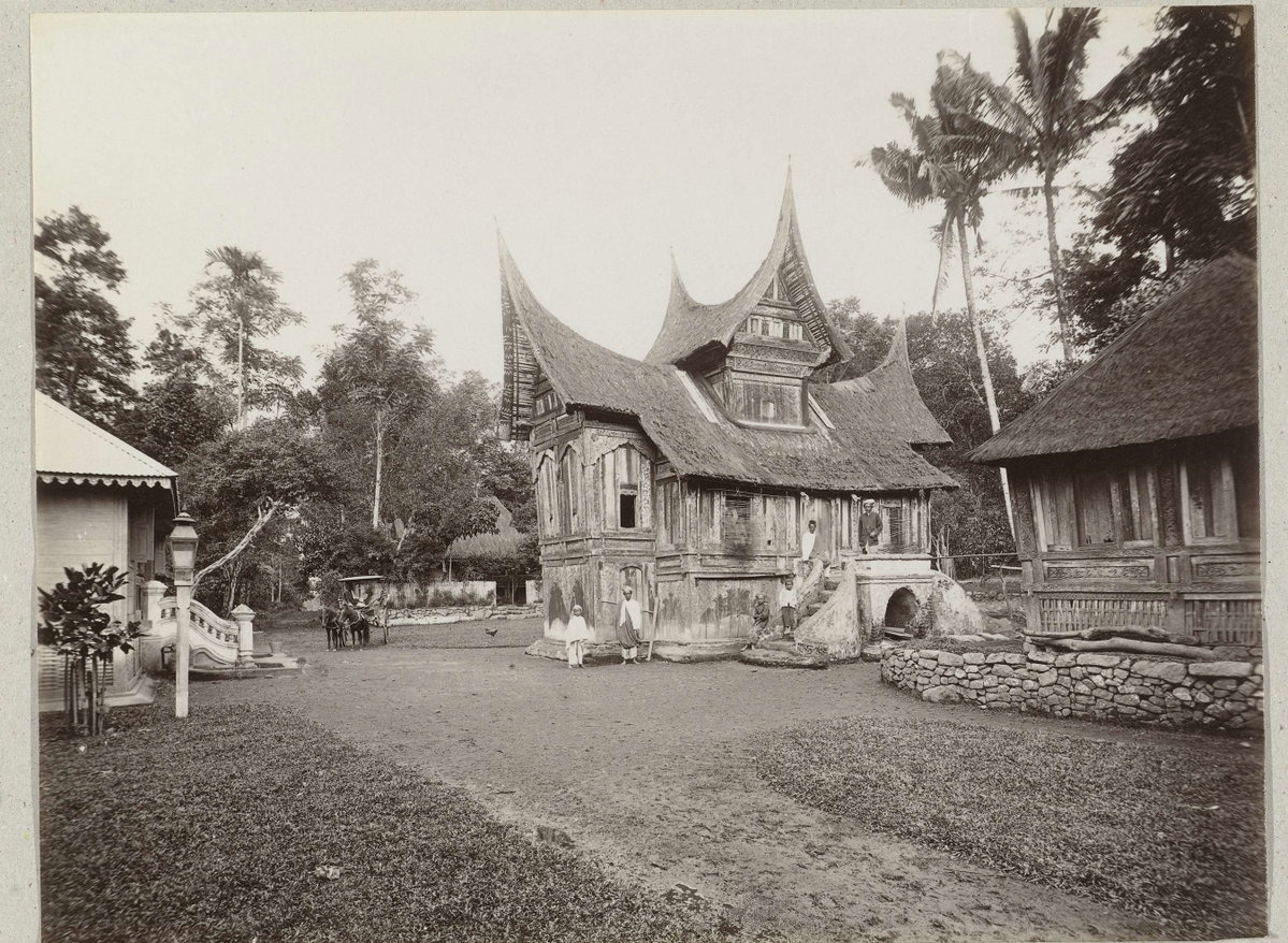 EU: Een Minangkabau woning in Bukittinggi (1901), Bukittinggi, Indonesia, 1901