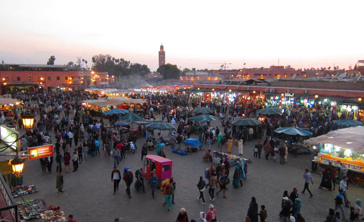 Abends beginnt sich der Djemaa el Fna mit Menschen zu füllen, Marrakech, Morocco, 2011