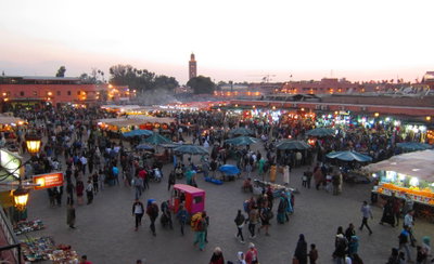 Abends beginnt sich der Djemaa el Fna mit Menschen zu füllen, Marrakech, 2011