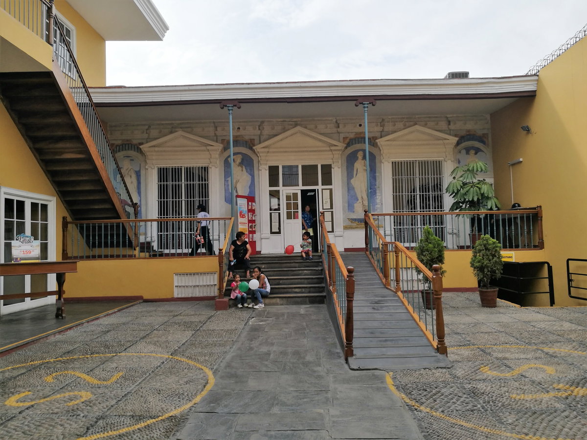 Pati de la Casa Amorós del carrer Independencia de Trujillo amb estàtues, Trujillo, Peru, 2017