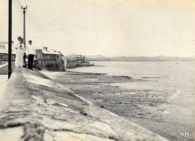 EU: Panama-Stadt (Panama). Drei Touristen stehen auf einer Mauer am Strand und blicken über die Bucht (1915), Panama City, 1915