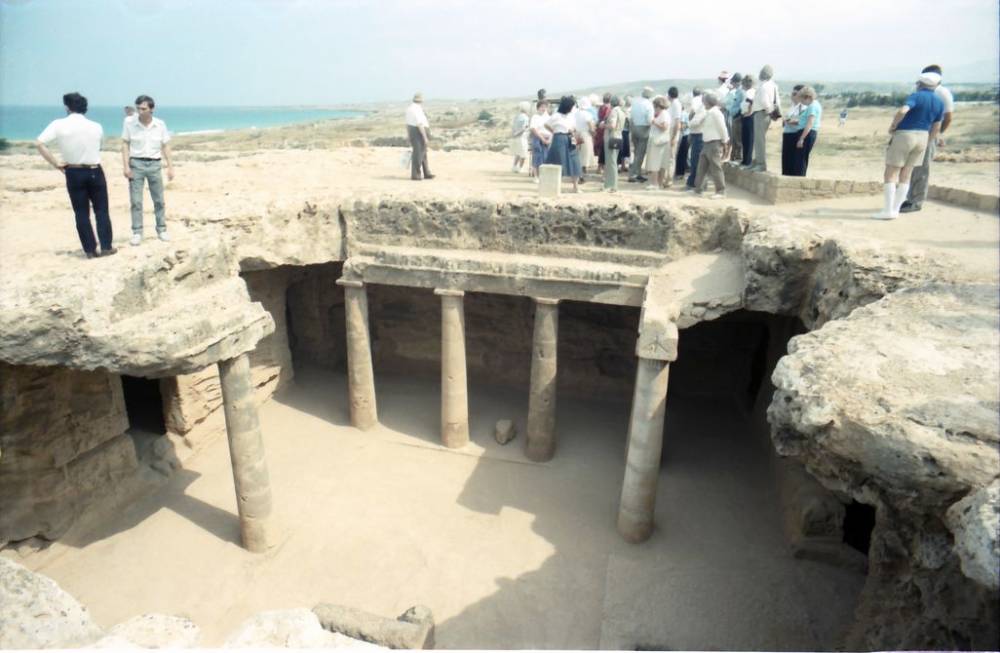 EU: Paphos: Ausgrabungen Königsgräber, Säulenhallen von oben (1986), Paphos, Cyprus, 1986