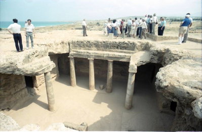 EU: Paphos: Ausgrabungen Königsgräber, Säulenhallen von oben (1986), Paphos, 1986