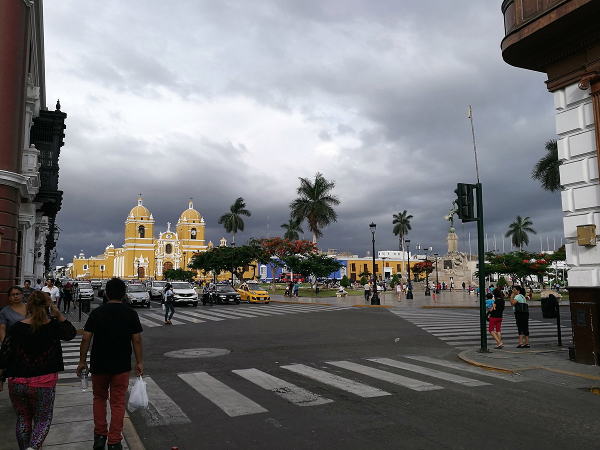 Plaza de Armas de Trujillo des del jirón Independencia amb la catedral, Trujillo, Peru, 2017