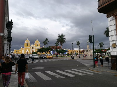 Plaza de Armas de Trujillo des del jirón Independencia amb la catedral, Trujillo, 2017