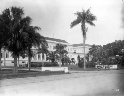 EU: Weltevreden (Jakarta), Indonesien. Verwaltung und Sitz des Gouverneurs im Vorort Weltevreden, Straßenansicht mit Dos-à-dos-Einspänner (1912), Jakarta, 1912
