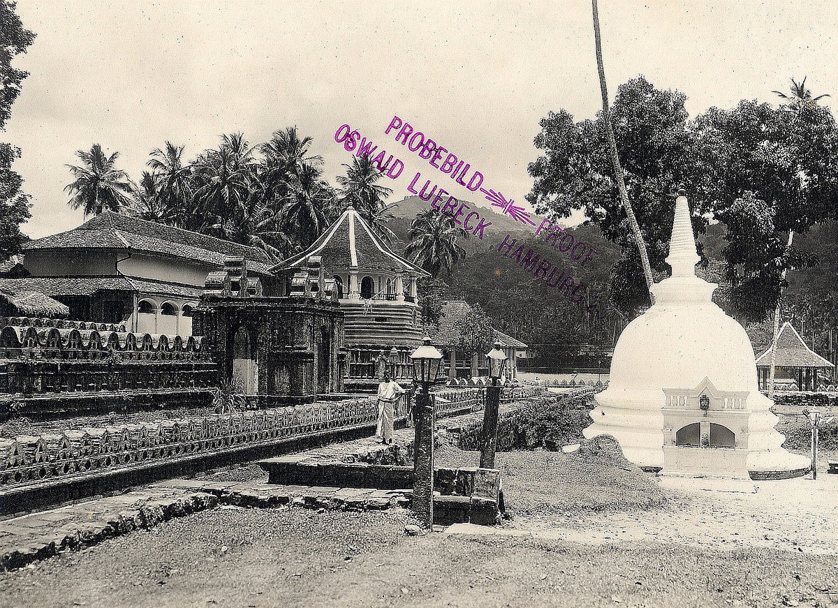 EU: Kandy, Sri Lanka: Zahntempel mit Stupa (1913), Kandy, Sri Lanka, 1913