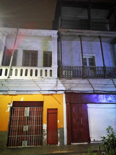 Edificis del carrer Puente Bolognesi d'Arequipa de nit, Arequipa, 2017