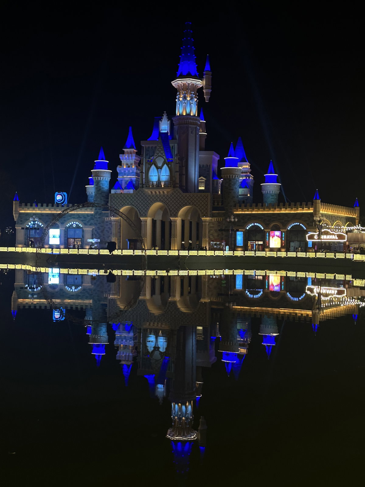 Magic City parkining tungi koʻrinishi, Tashkent, Uzbekistan, 2024