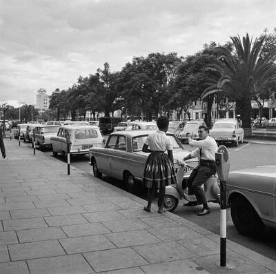 EU: Reportage photograph 25-26/1964: Eero Sauri in Kenya - Nairobi street cars and parking (1964), Nairobi, 1964