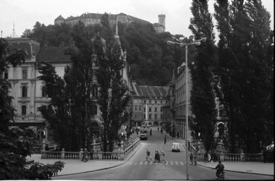 EU: Laibach, Ljubljana: Tromostovje, Dreibrücken, mit Blick in die Stritarjeva ulica und Burg (1961), Ljubljana, 1961