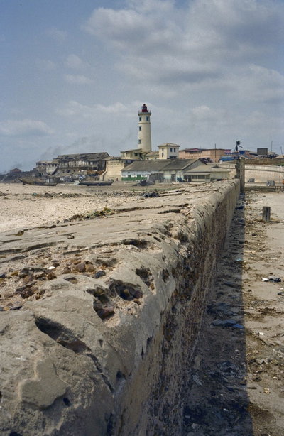EU: Overzicht met vuurtoren, vanaf pier op het strand (2000), Accra, 2000