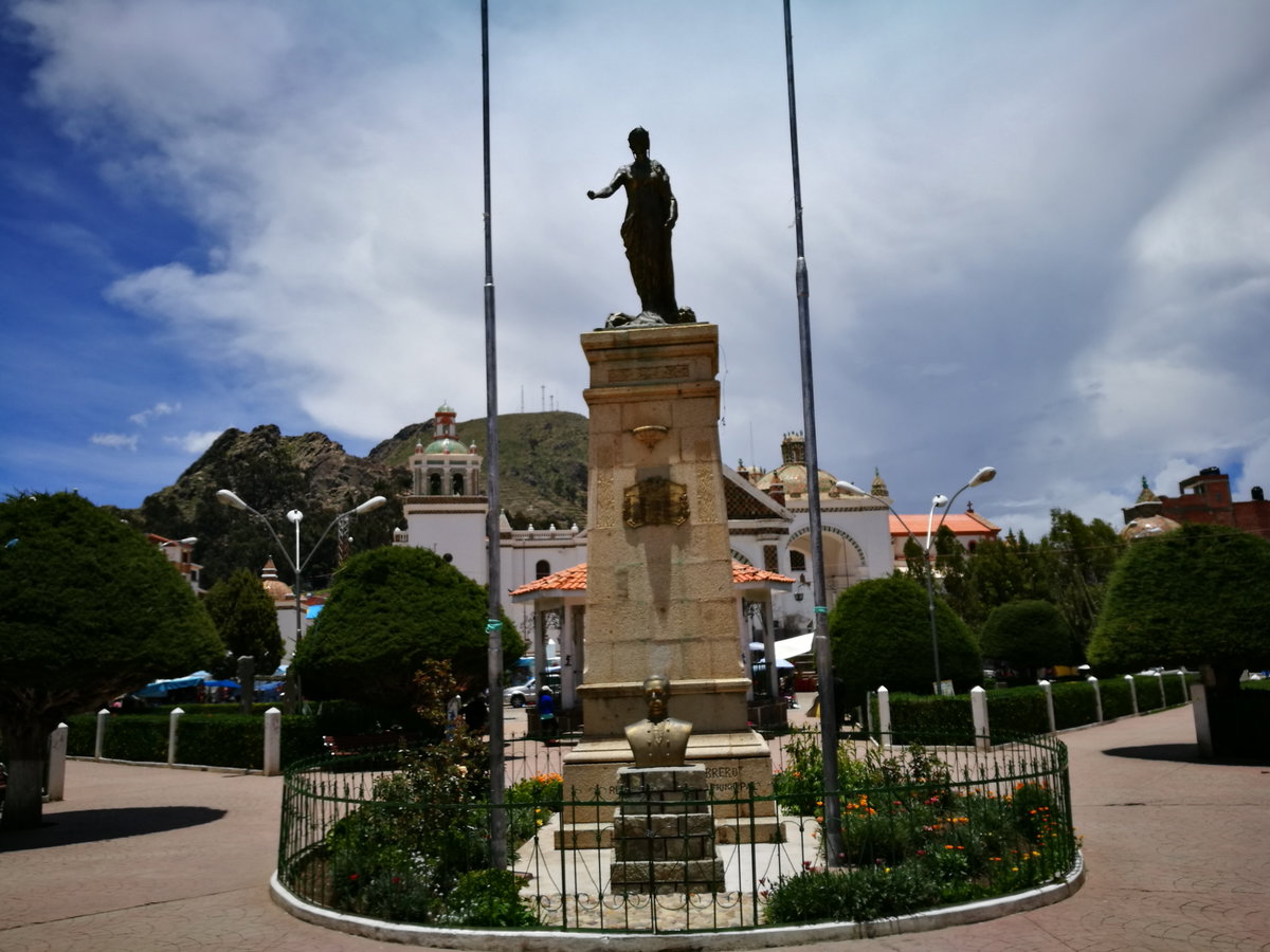 Estatua de la plaza 2 de Febrero de Copacabana, Copacabana, Bolivia, 2017