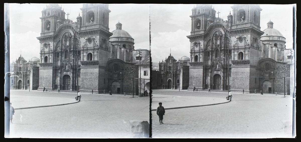 Fonds Achille Dassonville (1890-1967) - Pérou - Cuzco - Vue de l'église de la Compagnie depuis la place (MédiHAL 5172341), Cusco, Peru, 1940