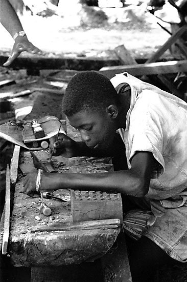 EU: Afrikaresa, Zanzibar - Stone Town alley with shops (1961), Zanzibar City, Tanzania, 1961
