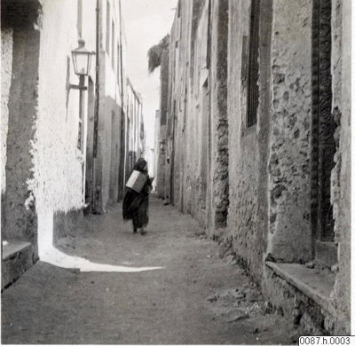 EU: Woman walking through alley, Lamu old town (1912), Lamu, 1912