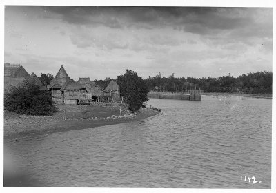 EU: At Manila (Philippines). Fishing village with traditional Nipa huts on a river bank (1913), Manila, 1913