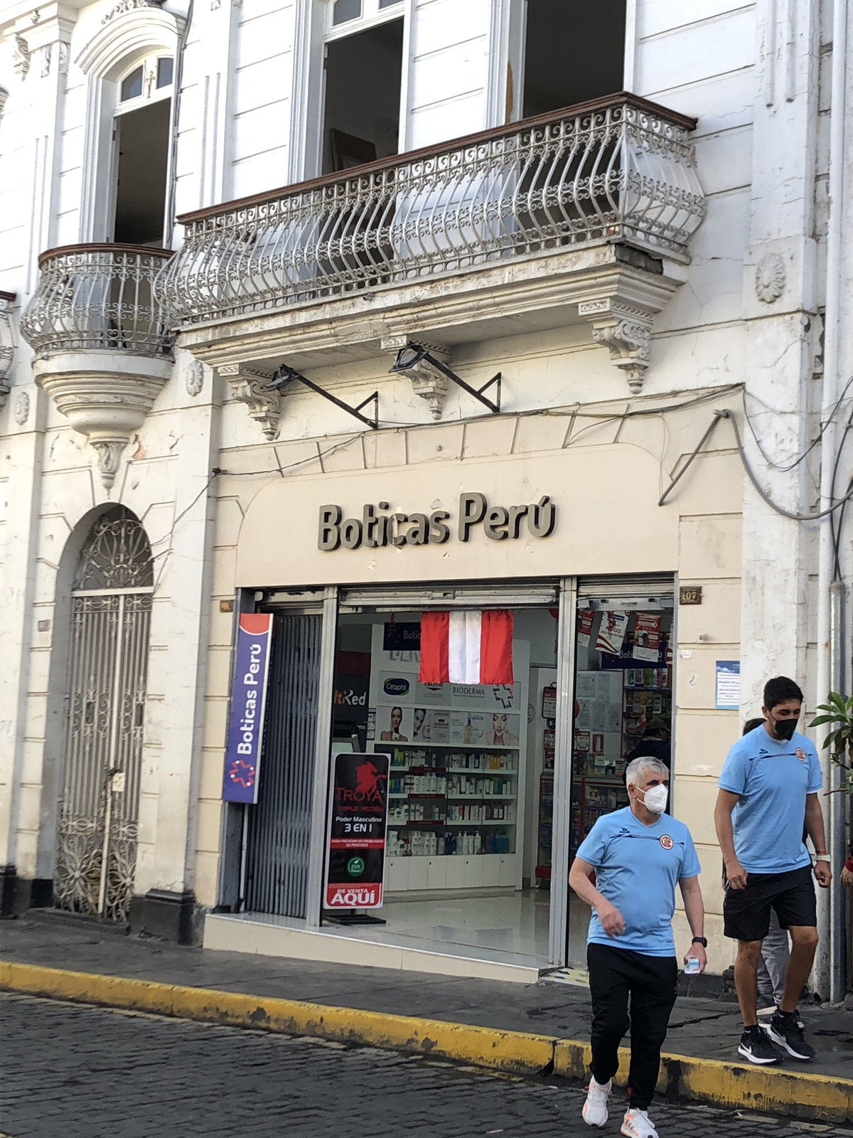 Comercio con bandera de Perú, Arequipa, Peru, 2022