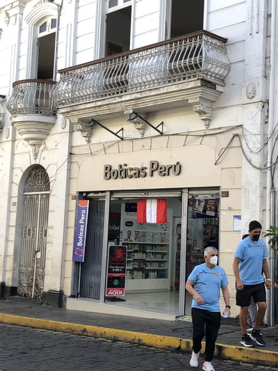 Comercio con bandera de Perú, Arequipa, 2022