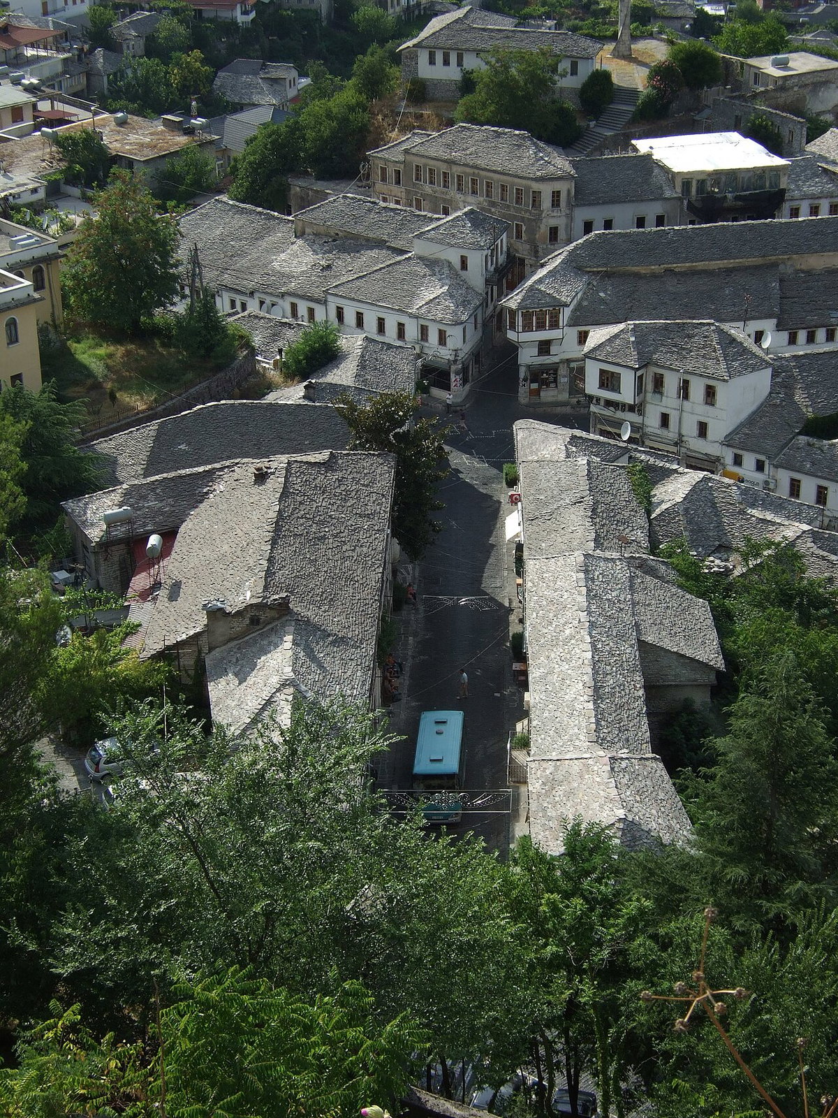 Gjirokastra - Gasse mit steingedeckten Häusern, Gjirokastër, Albania, 2011