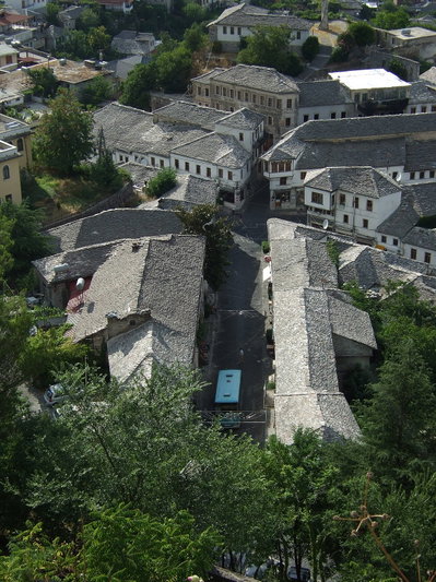 Gjirokastra - Gasse mit steingedeckten Häusern, Gjirokastër, 2011