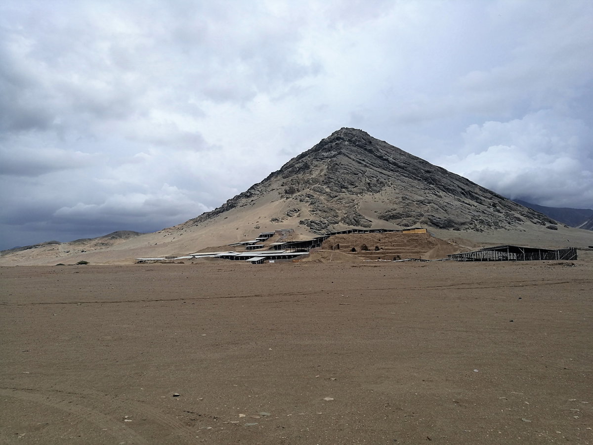Huaca de la Luna amb el Cerro Blanco al seu darrera, Trujillo, Peru, 2017
