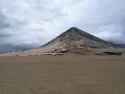 Huaca de la Luna amb el Cerro Blanco al seu darrera, Trujillo — photos through time