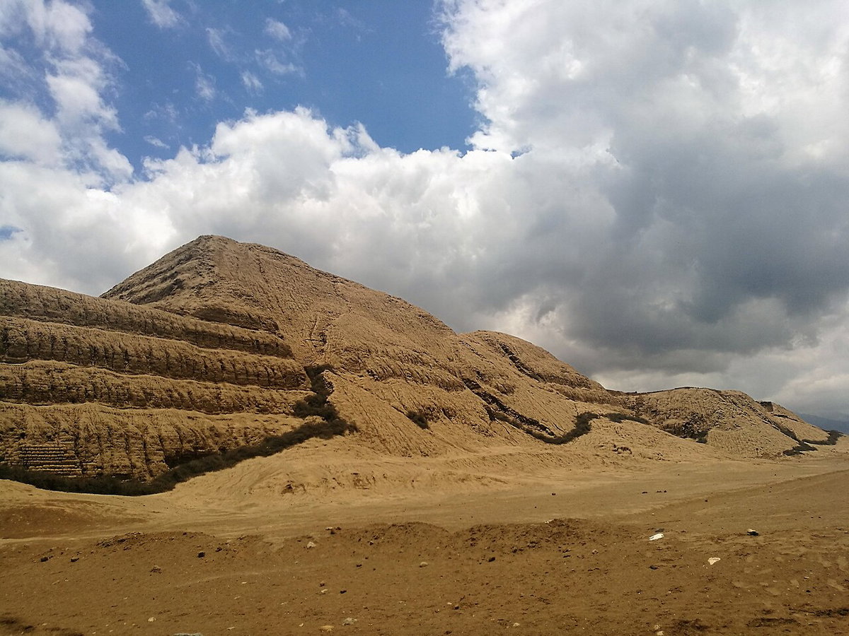 Huaca del Sol des de la carretera cap el museu, Trujillo, Peru, 2017