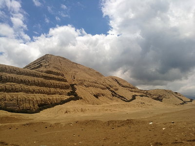 Huaca del Sol des de la carretera cap el museu, Trujillo, 2017